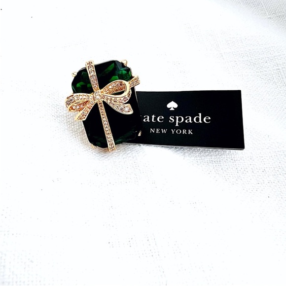 Kate Spade Emerald Green and Gold Bow Gift Pave Present Cocktail Ring - Picture 2 of 7